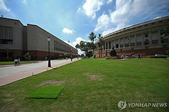 인도 옛 의사당(오른쪽)과 새 의사당 전경(왼쪽) [AFP 연합뉴스 자료사진. 재판매 및 DB 금지]