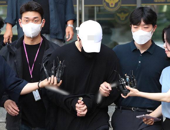 향정신성의약품을 투약한 채 롤스로이스 차량을 몰다 행인을 들이받아 중상을 입힌 신모(28)씨가 지난달 18일 오전 서울 강남구 강남경찰서에서 검찰로 송치되고 있다. (사진=뉴시스)