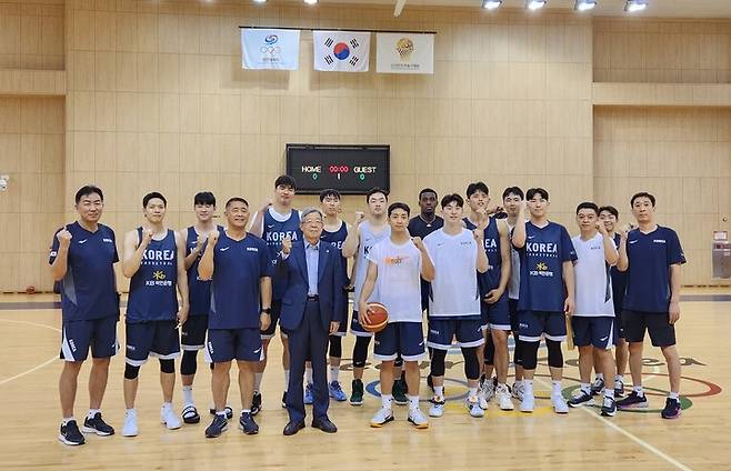 KBL 김희옥 총재 대표팀 훈련장을 방문하여 아시안게임 금메달에 포상금 1억원을 걸었다.   [KBL 제공]