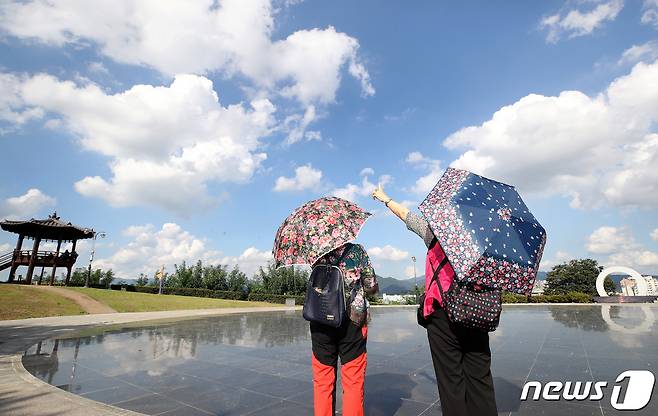 절기상 추분(秋分)을 앞두고 대구 동구 해맞이동산에서 양산을 쓴 시민들이 산책하고 있다. 2023.9.18/뉴스1 ⓒ News1 공정식 기자