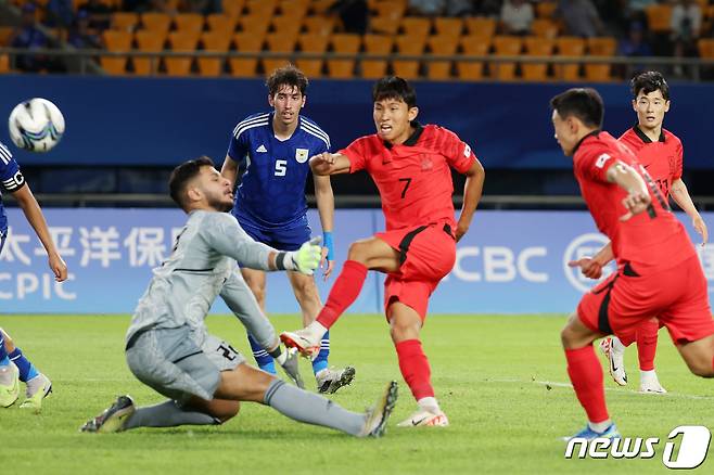 19일 오후 중국 저장성 진화시 스포츠 센터 스타디움에서 열린 2022 항저우 아시안게임 남자 축구 E조 조별리그 1차전 대한민국과 쿠웨이트의 경기에서 정우영이 세 번째 골을 성공시키고 있다. 2023.9.19/뉴스1 ⓒ News1 민경석 기자