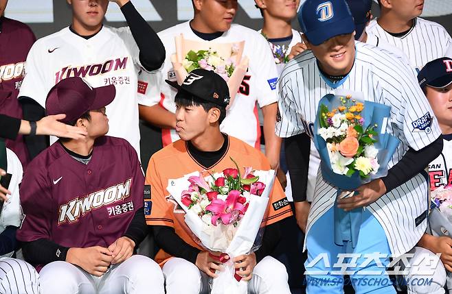 가운데 비워둔 허구연 총재 자리에 자연스럽게 앉는 NC 김휘건 '몰라서 그만 실수'