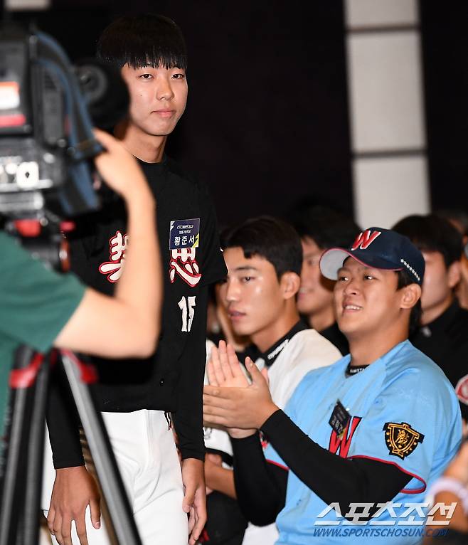 함께 앉아 있던 친구 황준서가 전체 1순위로 지명받자 진심으로 축하하는 김휘건 '기다려 나도 곧 올라갈게'