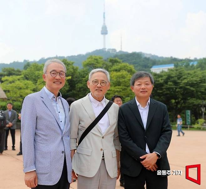 6월 15일 서울 중구 한옥마을에서 열린 '하만하천 국민운동본부 출범식'에 참석한 (왼쪽부터) 오한진 박사, 유인촌 전 문체부 장관, 우병현 아시아경제 대표가 주요 내빈들이 행사를 마친 후 기념촬영을 하고 있다. 사진=윤동주 기자 doso7@