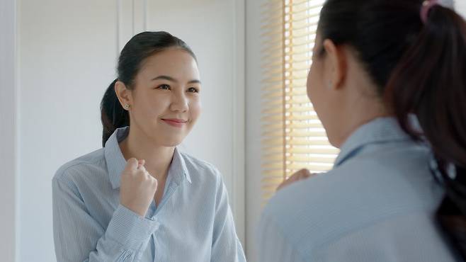 일본의 부자 사이토 히토리는 매일 “나는 참 행복해”, “참 고마운 일이야” 등  긍정적인 말을 반복하다보면 기분도 좋아지고 실제 인생도 바뀐다고 강조한다.  /셔터 스톡
