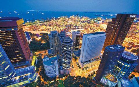아시아 최대 부동산 투자 회사인 캐피타랜드(CapitaLand)와 세계적 금융회사인 HSBC(홍콩상하이은행) 등 금융기관이 모여 있는 싱가포르 비즈니스 중심가의 야경. 싱가포르는 최근 홍콩·상하이를 압도하는 아시아 및 세계 금융 중심지로 자리잡고 있다./조선일보DB