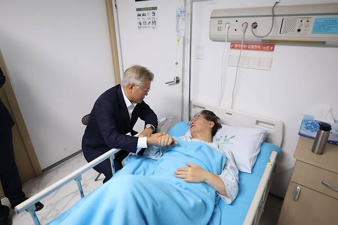 문재인 전 대통령이 19일 녹색병원에 입원한 이재명 민주당 대표를 만나고 있다. /뉴스1