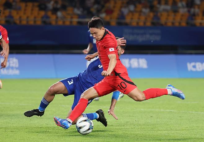 19일 중국 진화 스포츠 스타디움에서 열린 2022 항저우 아시안게임 남자축구 조별리그 E조 1차전 대한민국 대 쿠웨이트 경기, 후반전 조영욱이 일곱번째 골을 터뜨리고 있다./뉴시스