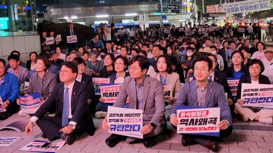 19일 오후 7시 열린 더불어민주당 대전시당의 규탄대회에 (왼쪽부터)황운하 대전시당위원장과 장철민 국회의원, 허태경 전 대전시장이 참여했다. 사진=정민지 기자