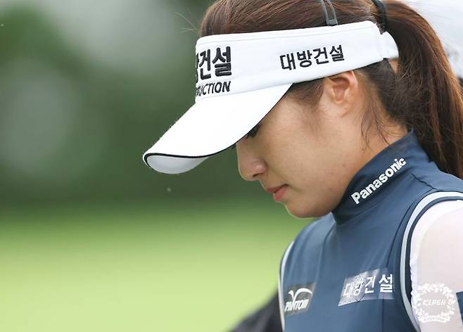 이정은6의 골프백을 김기환 프로가 직접 멨다. ⓒ KLPGA