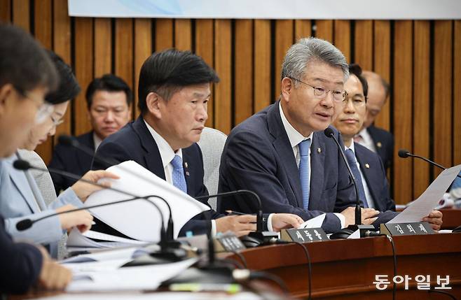 19일 더불어민주당 김희재 의원이 이용균 대법원장 후보자에게 재산신고 누락 관련 질의를 하고 있다. 박형기 기자 oneshot@donga.com