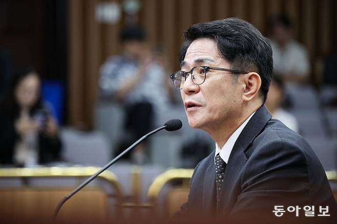 19일 이균용 대법원장 후보자가 의원 질의에 답하고 있다. 박형기 기자 oneshot@donga.com