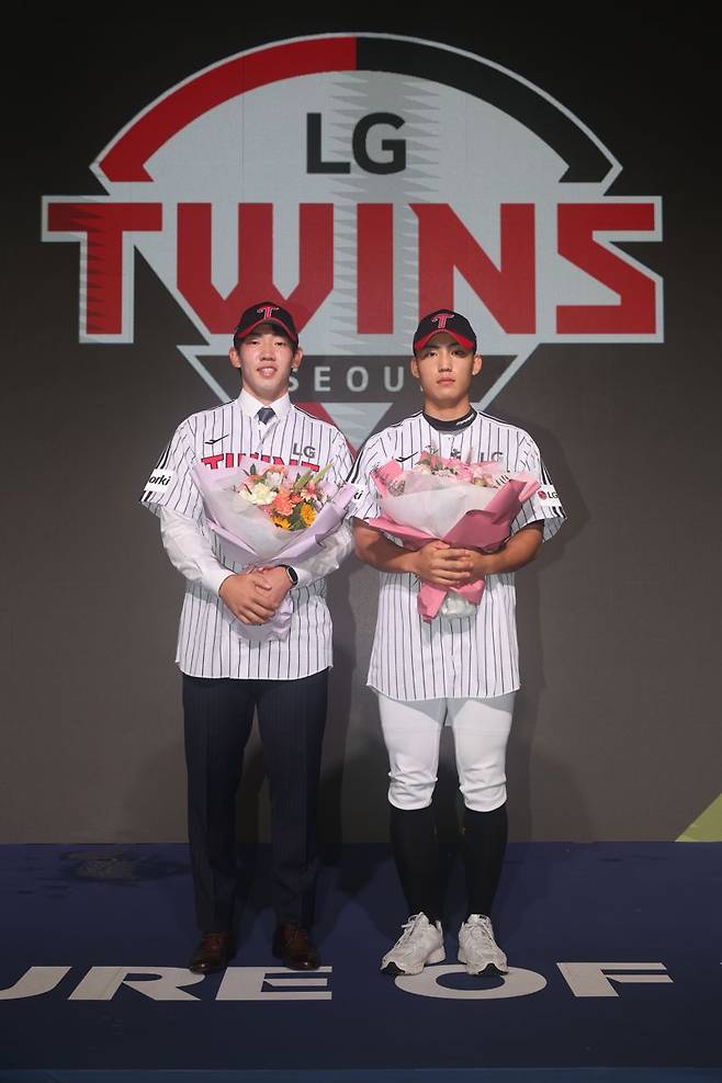 왼쪽이 LG 진우영, 오른쪽이 김현종 (사진 = LG트윈스)