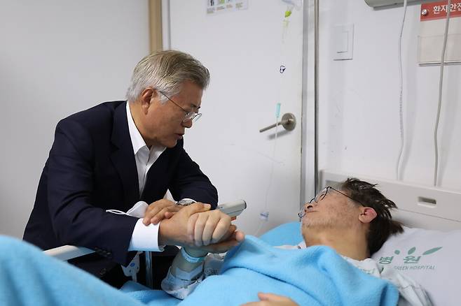 문재인 전 대통령이 19일 오후 서울 중랑구 녹색병원을 방문해 입원 중인 더불어민주당 이재명 대표를 만나고 있다. 민주당 제공