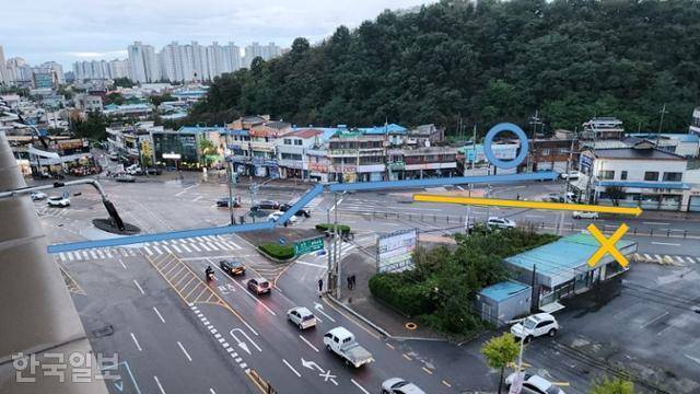 배회 증상이 있는 이정희(가명)씨가 딸 집으로 가려다 길을 헤매는 지점인 육거리의 모습. 파란색 길이 딸 집으로 가는 최적 경로지만, 이씨는 노란색 길로 갔다가 다시 돌아오는 등 배회하는 모습을 보였다. 사진은 육거리 인근 한 호텔에서 촬영한 모습. 이성원 기자