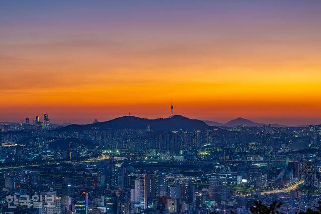 광진구 아차산 해맞이공원에서 보는 서울 도심 노을. 해가 지면 붉게 물든 하늘 아래 도심 건물에 하나둘 불빛이 들어온다. 서울관광재단 제공