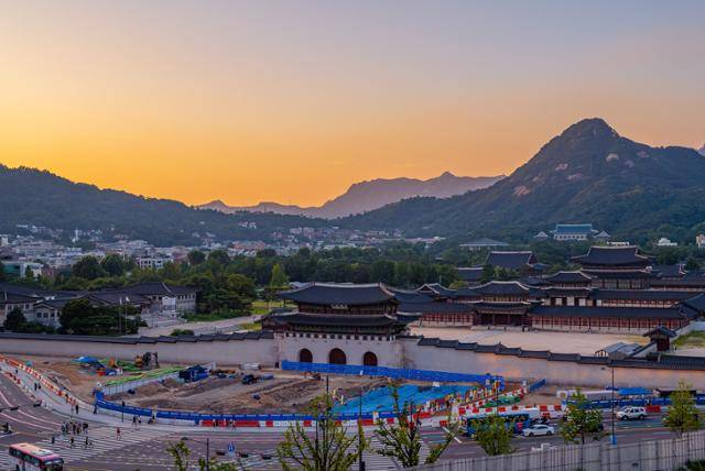 광화문 대한민국역사박물관 옥상정원에서는 경복궁과 북악산, 인왕산 뒤로 번지는 은은한 노을을 볼 수 있다. 서울관광재단 제공