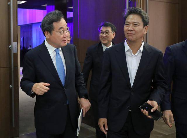 이낙연(왼쪽) 전 더불어민주당 대표와 임종석 전 대통령 비서실장이 19일 서울 영등포구 63컨벤션센터에서 열린 '9·19 평양공동선언 5주년, 평화의 힘 평화의 길 토론회'에 참석해 대화하고 있다. 뉴시스