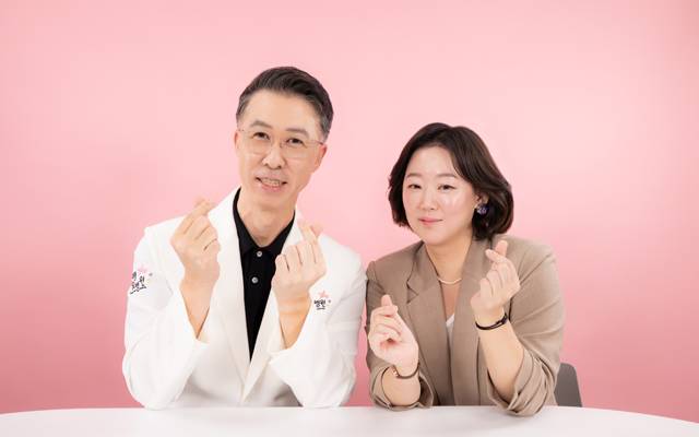 양측성 유방암을 극복한 이혜진(오른쪽)씨와 그의 주치의인 대림성모병원 김성원 원장./사진=대림성모병원 제공