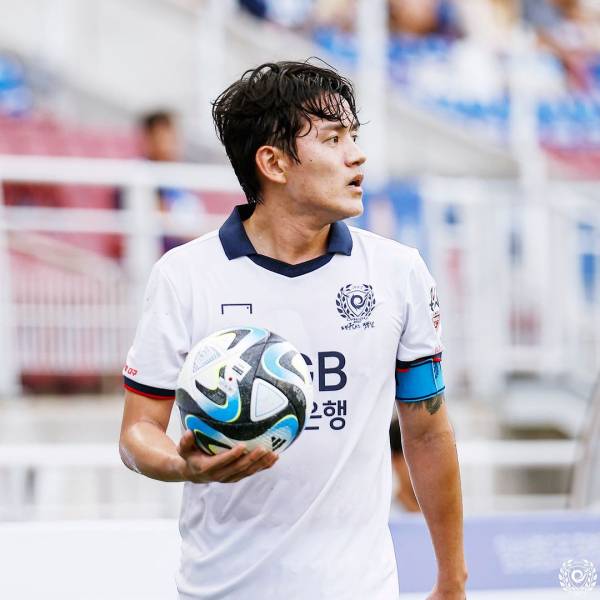 지난 17일 수원월드컵경기장에서 열린 수원 삼성과 대구FC의 경기에서 주장 완장을 찬 대구 홍철의 모습. 사진=대구
