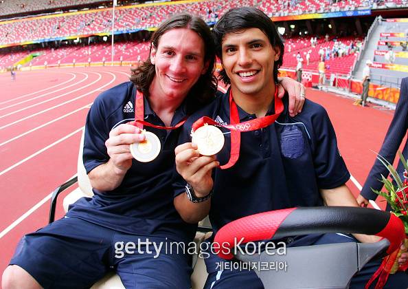 지난 2008 베이징 올림픽 축구 결승전에서 나이지리아를 꺾고 금메달을 차지한 메시와 아구에로의 모습. 사진=게티이미지