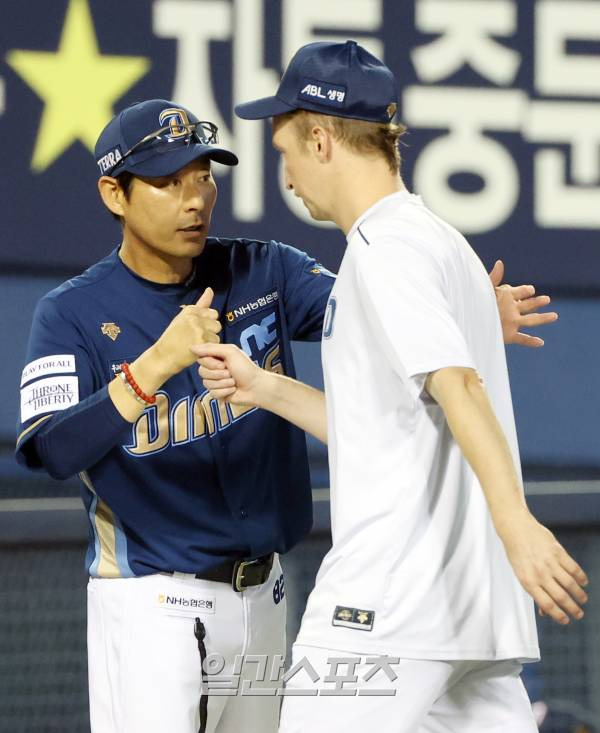 2023 KBO 프로야구 두산베어스와 NC다이노스의 경기가 19일 오후 서울 잠실야구장에서 열렸다. 2대 1로 승리한 NC 강인권 감독이 경기 후 페디를 맞이하고 있다. 잠실=김민규 기자 mgkim1@edaily.co.kr