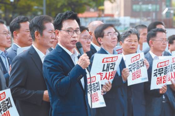 더불어민주당 박광온 원내대표가 18일 서울 용산구 대통령실 앞에서 윤석열 정권 국정 전면 쇄신 및 국무총리 해임·내각 총사퇴를 촉구하는 규탄발언을 하고 있다. 연합뉴스