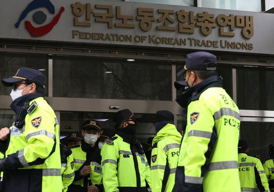 지난 3월 서울경찰청 강력범죄수사대는 강모 전 한국노총 수석부위원장의 금품수수 의혹에 대해 서울 여의도 한국노총 사무실을 압수수색했다. 뉴스1