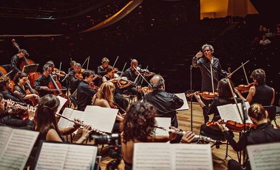 프랑스의 수평적 오케스트라 '르 디소넝스'. [사진 Benoit Linero/르 디소넝스]