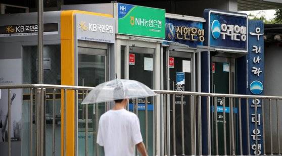 서울 시내 시중은행 ATM 앞으로 시민들이 지나가는 모습. 뉴스1