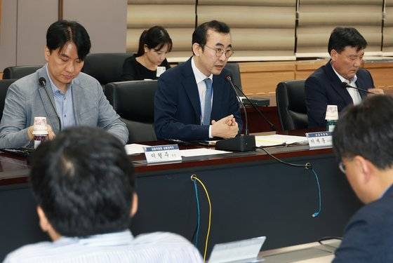 이세훈 금융위원회 사무처장이 가계부채 현황 점검회의를 주재하고 있다. 금융위원회