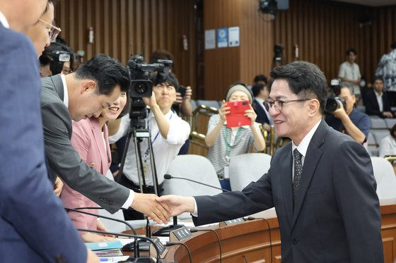 이균용 대법원장 후보자가 19일 국회에서 열린 인사청문회에서 여당 의원들에게 인사하고 있다.연합뉴스