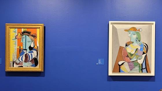 2021년 서울 예술의전당 한가람미술관 ‘피카소 탄생 140주년 기념전’에 '팔짱을 끼고 앉아있는 여인'(왼쪽)이 전시되어 있다. 문소영 기자