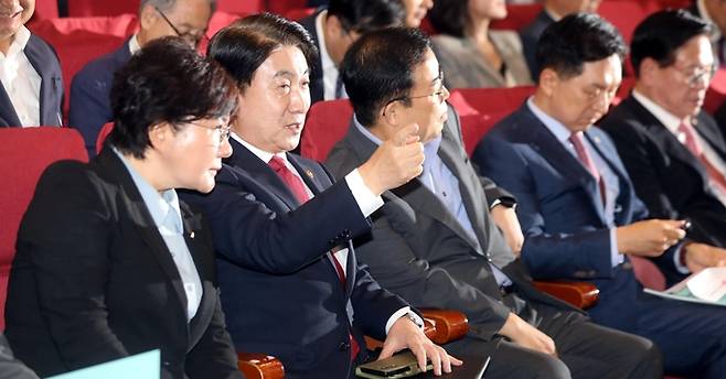 19일 오전 서울 여의도 국회 의원회관 대회의실에서 열린 가짜뉴스 근절 입법청원 긴급공청회에서 이동관 방송통신위원장이 조수진 국미의힘 의원과 이야기를 나누며 손짓을 하고 있다. /뉴시스