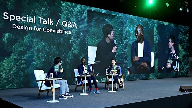Professor Yoo Hyun-joon (left) asks a question to architects Diébédo Francis Kéré (center) and Lina Ghotmeh at the Herald Design Forum 2023 held Tuesday at the Shilla Seoul (Im Se-jun/The Korea Herald)