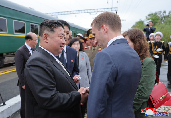 김정은 북한 국무위원장이 17일 러시아 블라디보스토크 인근 아르툠 기차역에서 전용열차에 오르기 전 러시아 당국자들과 인사하고 있다. 연합뉴스