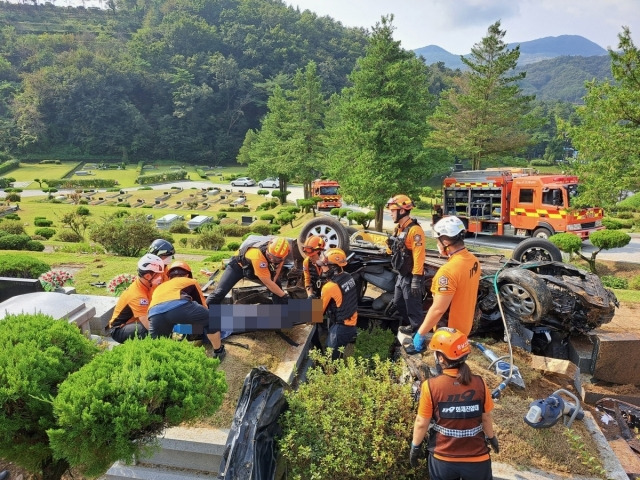 충남 천안 광덕면 천안공원묘원에서 19일 오전 9시30분쯤 경사진 커브 길을 내려가던 승용차가 도로를 이탈해 떨어졌다. 이 사고로 80대 노부부가 사망했다. 천안동남소방서 제공