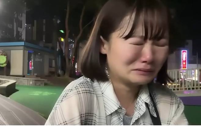 한국서 활동하고 있는 일본 유튜버 유이뿅이 남성으로부터 욕설과 고성을 듣고 결국 울음을 터뜨렸다. [사진출처 = 영상 캡처]
