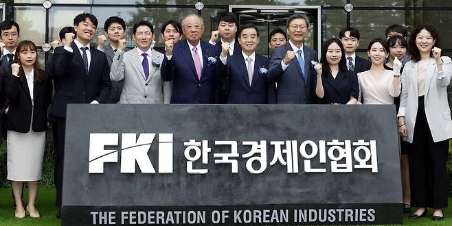 류진 한국경제인협회 회장과 임직원들이 19일 서울 여의도 FKI타워 앞에서 열린 '한국경제인협회 표지석 제막식'에서 기념촬영을 하고 있다. 앞줄 왼쪽 셋째부터 조현준 효성 회장, 류 회장, 김윤 삼양홀딩스 회장, 김창범 한경협 상근부회장.  김호영 기자