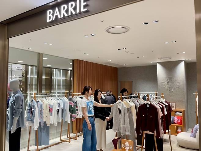 지난 6일 롯데백화점 본점에 문을 연 ‘배리’ 매장에서 손님들이 옷을 살펴보고 있다. [사진 출처=롯데백화점]