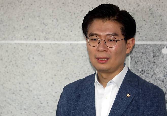 조정훈 시대전환 대표가 19일 오후 서울 여의도 국회 의원회관에서 국민의힘 합당과 관련해 취재진의 질문에 답변하고 있다. /사진=뉴시스