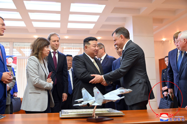 김정은 북한 국무위원장이 지난 15일 러시아 하바롭스크주 콤소몰스크나아무레시의 유리 가가린 전투기 공장을 방문했다고 조선중앙통신이 16일 보도했다. 김 위원장의 여동생 김여정 노동당 부부장이 러시아 비행기 공장 방문 당시 들었던 가방(붉은 원)이‘크리스찬 디올(Christian Dior SE)’의 제품으로 추정된다. 연합뉴스