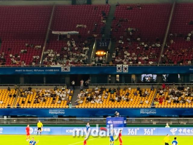 태극기가 걸려 있는 진화스타디움 중앙 지역/최병진 기자