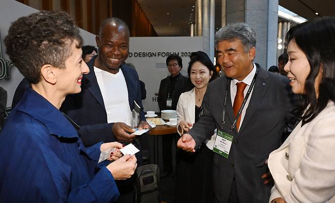 아시아 최대 디자인 행사로, 올해 13회째를 맞이하는 헤럴드디자인포럼이 19일 오전 서울 중구 신라호텔 다이너스티홀에서 'Design for Coexistence (또 다른 시선 새로운 공존)'의 주제로 열린 가운데 주요 참석자들이 대화를 하고 있다. 왼쪽부터 리나 고트메, 디에베도 프란시스 케레, 정원주 ㈜헤럴드·대우건설 회장. 이상섭 기자