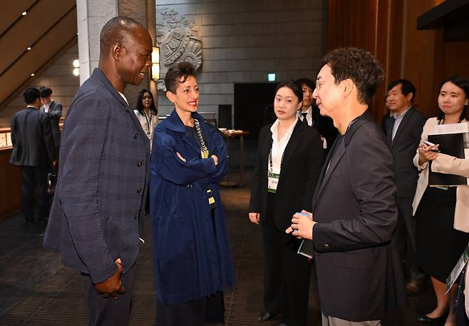 아시아 최대 디자인 행사로, 올해 13회째를 맞이하는 헤럴드디자인포럼이 19일 오전 서울 중구 신라호텔 다이너스티홀에서 'Design for Coexistence (또 다른 시선 새로운 공존)'의 주제로 열린 가운데 주요 참석자들이 대화를 하고 있다. 왼쪽부터 디에베도 프란시스 케레, 리나 고트메, 유현준(맨 오른쪽) 교수. 이상섭 기자