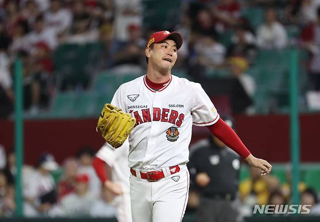 [인천=뉴시스] 고승민 기자 = 12일 인천 SSG랜더스필드에서 열린 2023 KBO KT wiz 대 SSG 랜더스 경기, 6회초 KT 공격 1사 1루 상황, 1번타자 김민혁을 볼넷으로 처리한 SSG 선발투수 김광현이 아쉬워하고 있다. 2023.09.12. kkssmm99@newsis.com
