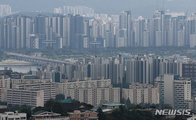 올해 서울 아파트 매매가격이 상승 전환되면서 전고점 가격을 넘어선 계약이 이어지고 있다. 다만, 가격 상승에 대한 피로감과 고금리 등으로 전고점을 넘어선 거래 비중이 단기간이 늘어나긴 어려울 것이란 분석이다. 사진은 서울시내 아파트 단지 모습. 뉴시스 자료사진.