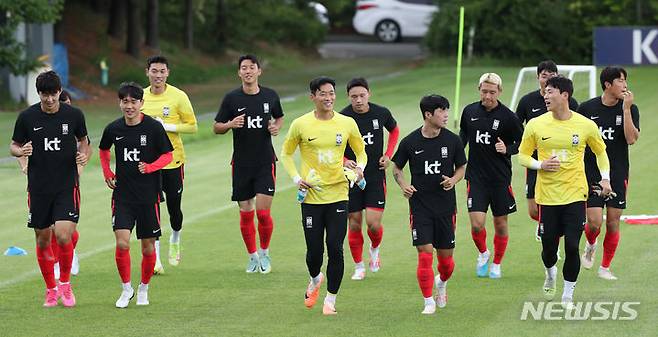 [파주=뉴시스] 고승민 기자 = 2022 항저우 아시안게임 축구대표팀 선수들이 25일 경기 파주 NFC에서 훈련을 하고 있다. 2023.07.25. kkssmm99@newsis.com