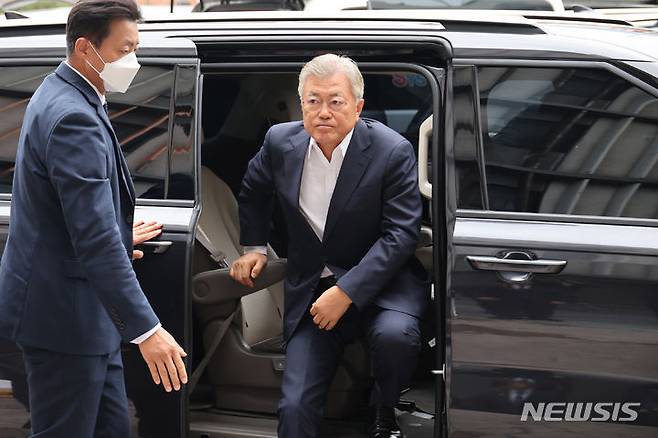 [서울=뉴시스] 추상철 기자 = 문재인 전 대통령이 19일 오후 입원중인 이재명 더불어민주당 대표를 만나기 위해 서울 중랑구 녹색병원에 도착하고 있다. (공동취재사진) 2023.09.19. photo@newsis.com