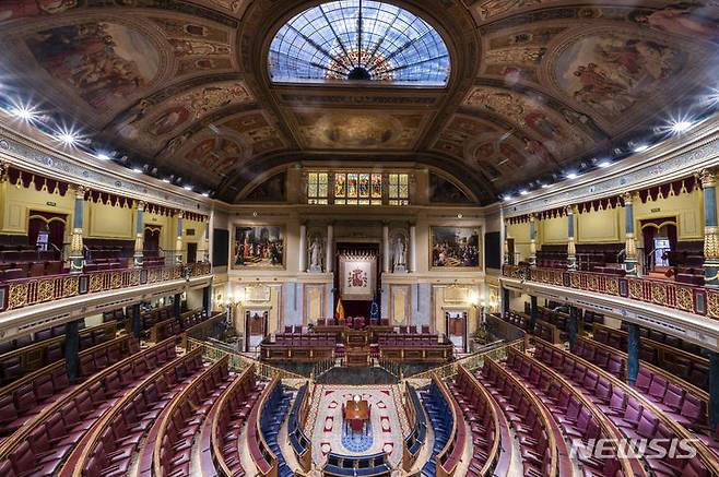 [AP/뉴시스' 스페인 하원의 개정전 모습으로 하원은 19일부터 의원들이 스페인어 외의 소수계 언어로 발언 토의하는 것을 허용했다
